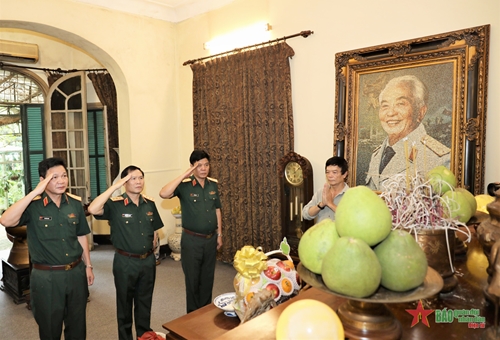 Thượng tướng Nguyễn Tân Cương tri ân, thăm, tặng quà các đồng chí nguyên lãnh đạo Bộ Quốc phòng